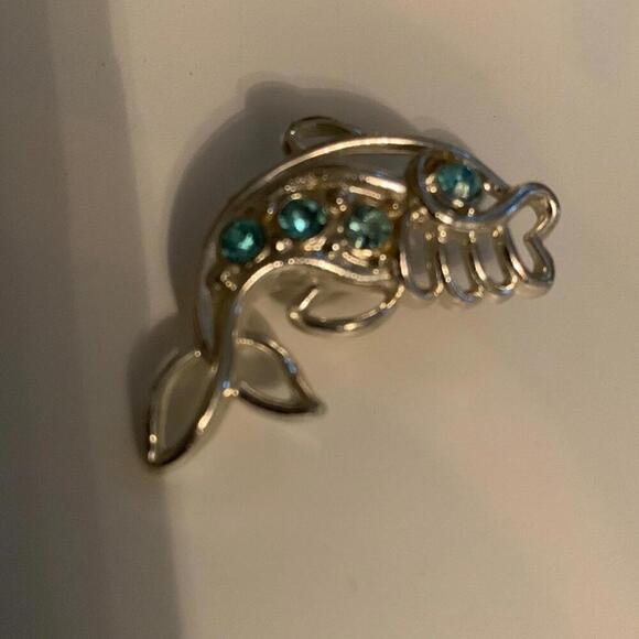 Blue stoned 1” silver fish pin - Picture 2 of 13